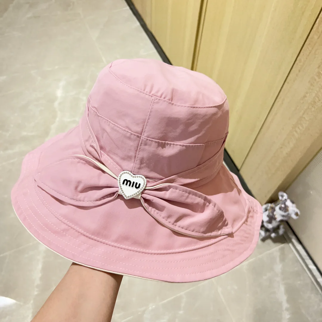 Новинка весны/лета Miu Miu 2023 — широкополая рыбацкая шляпа с бабочкой.