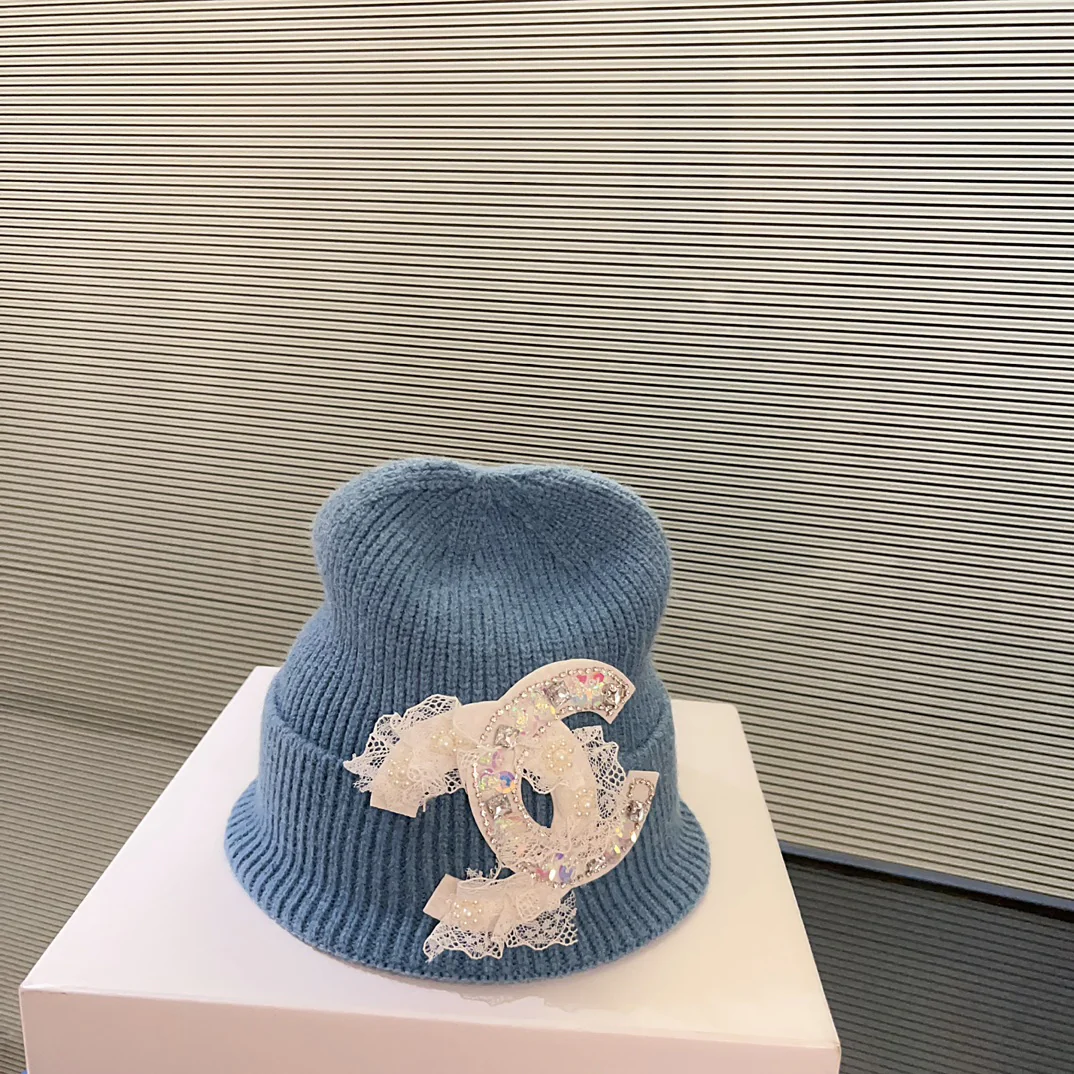 Новая вязаная шапка Chanel из коллекции осень/зима с большим логотипом - синяя.