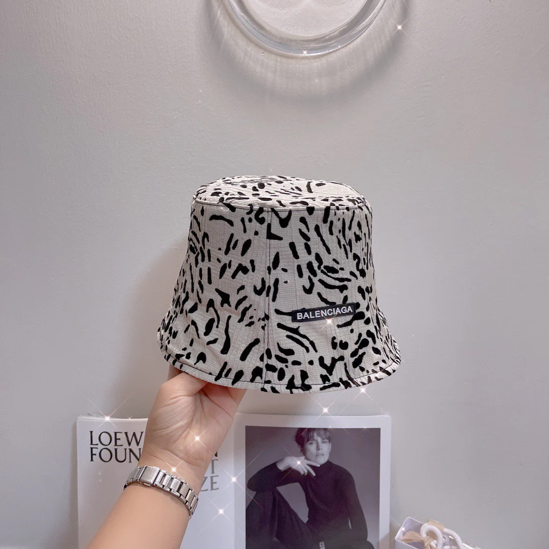 Рыбацкая шляпа Balenciaga с леопардовым принтом