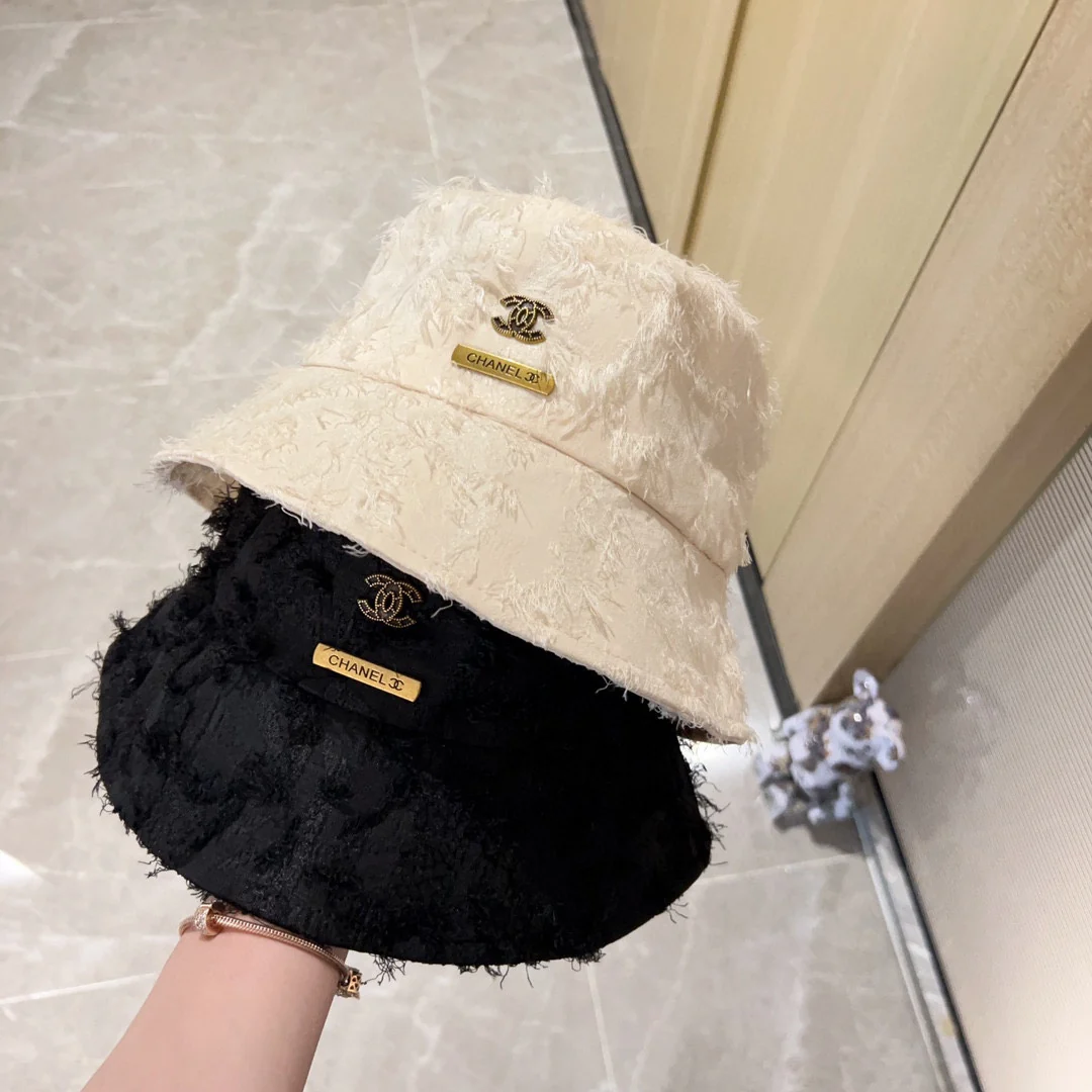 Новая коллекция Chanel ?Рыбацкая шляпа? сезона начало осени 2023 года — с перьями — белая.