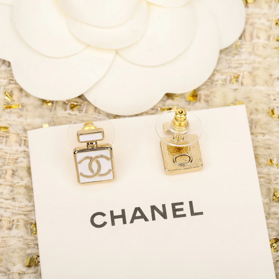 Chanel - Серьги в форме флакона духов из белой эмали, 25 пенсов