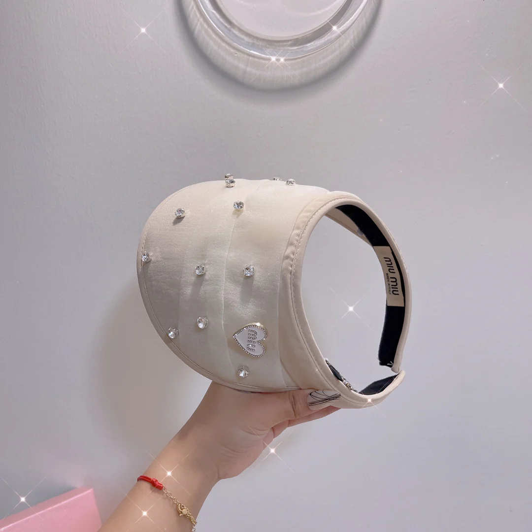 Miu Miu - Новая солнцезащитная шляпа с открытым верхом, украшенная стразами.