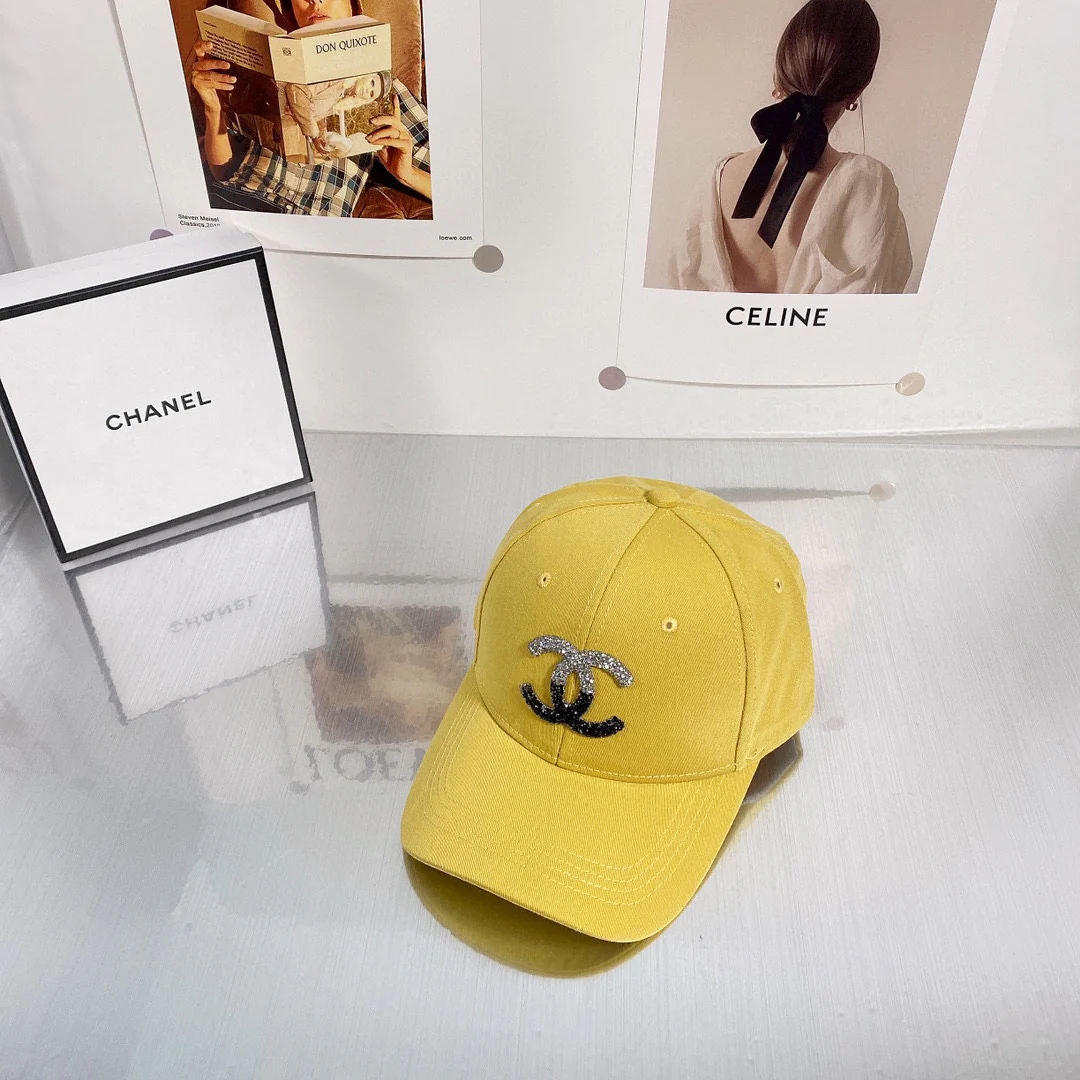 Солнцезащитная шляпа Chanel, украшенная пайетками