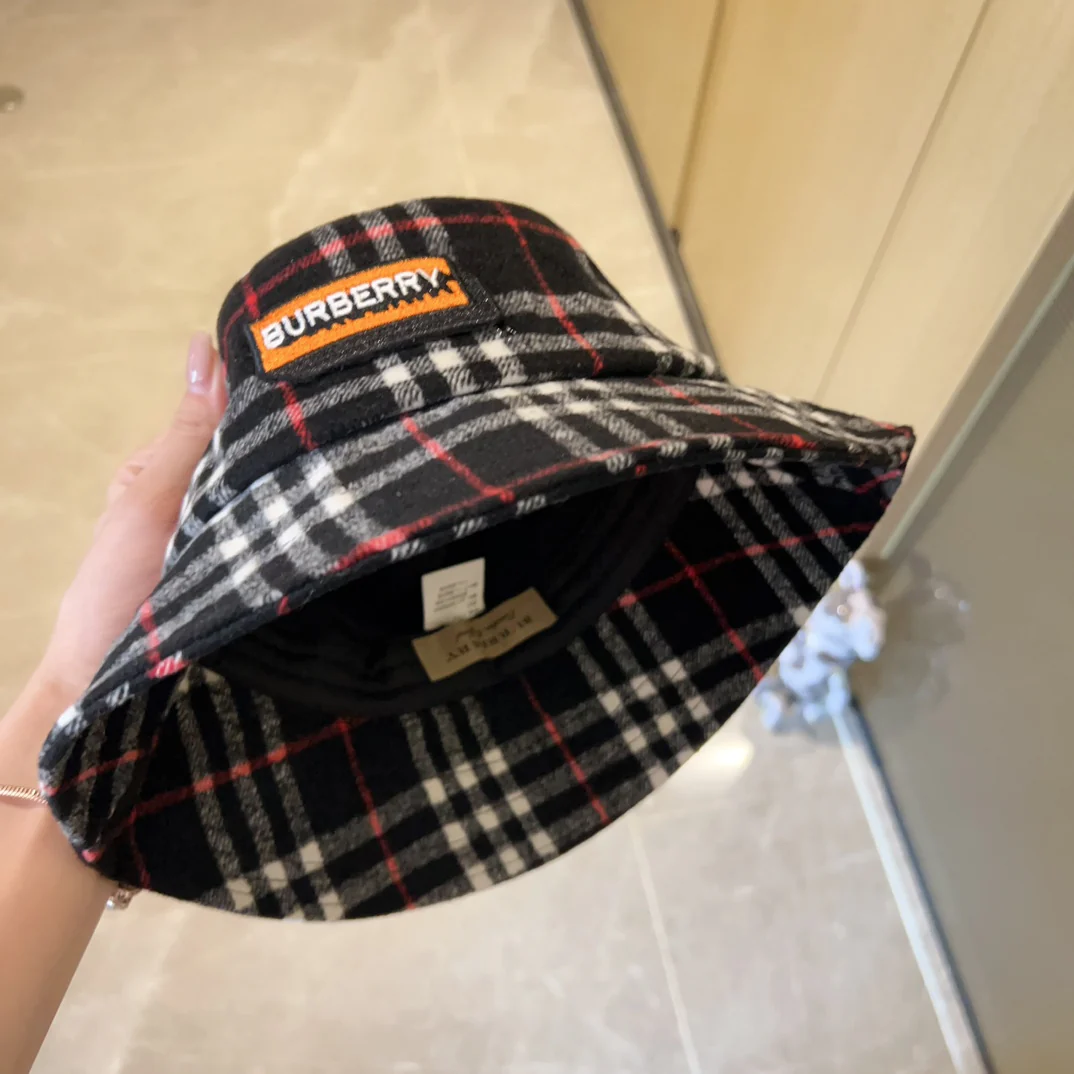 Новая панама Burberry 2023 года из кашемира в клетку - черная.