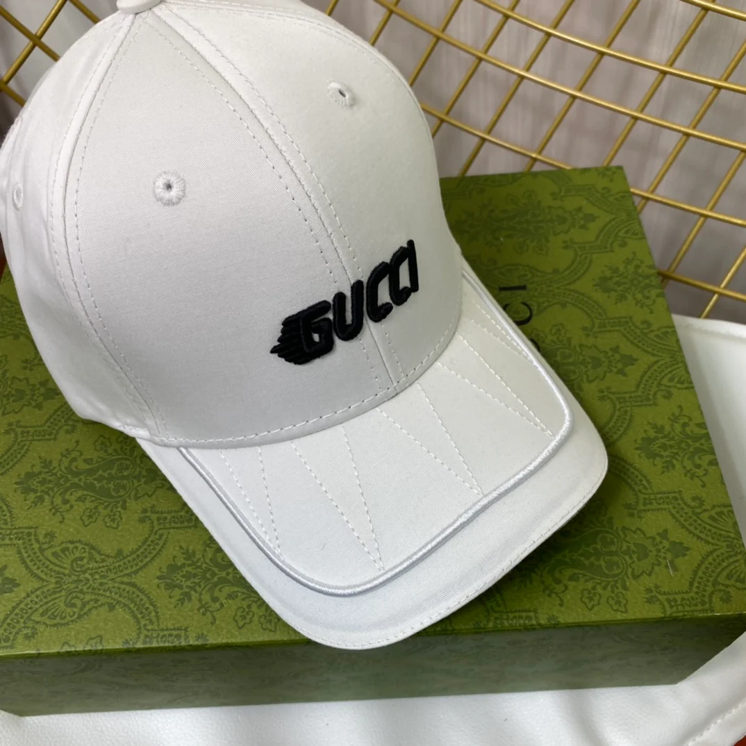 Спортивная минималистичная бейсболка Gucci с вышивкой - 1
