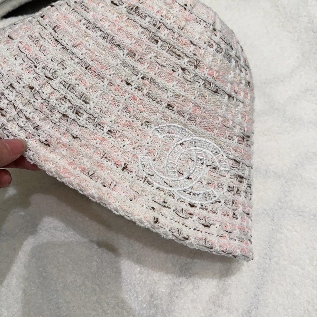 Новая элегантная вязаная рыбацкая шапка Chanel из осенне-зимней коллекции - белая.