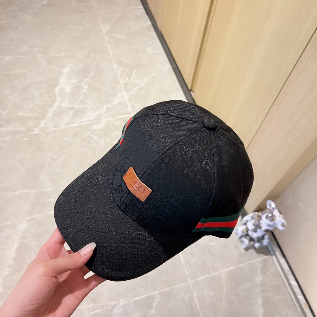 Новинка сезона весна/лето 2023 от Gucci - бейсболка с кожаной этикеткой Monogram - черная.