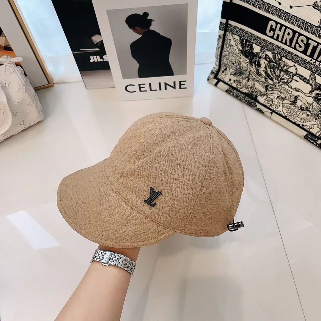 Бейсболка LV с рельефным рисунком