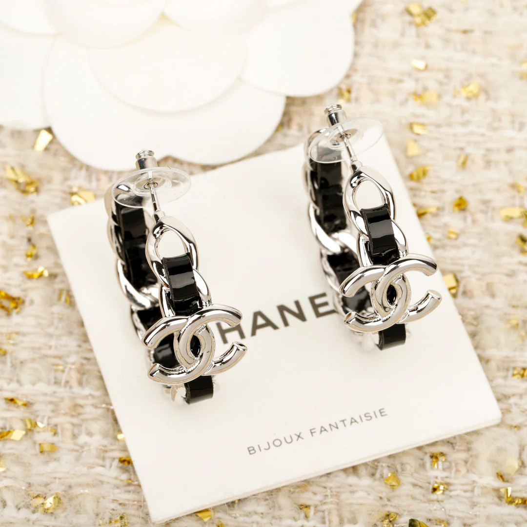 Серьги Chanel - 25 пенсов, черные с серебряной кожаной цепочкой