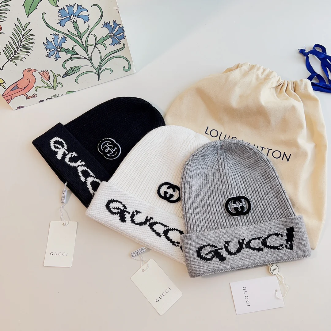 Шапка Gucci с вышитой буквой - белая