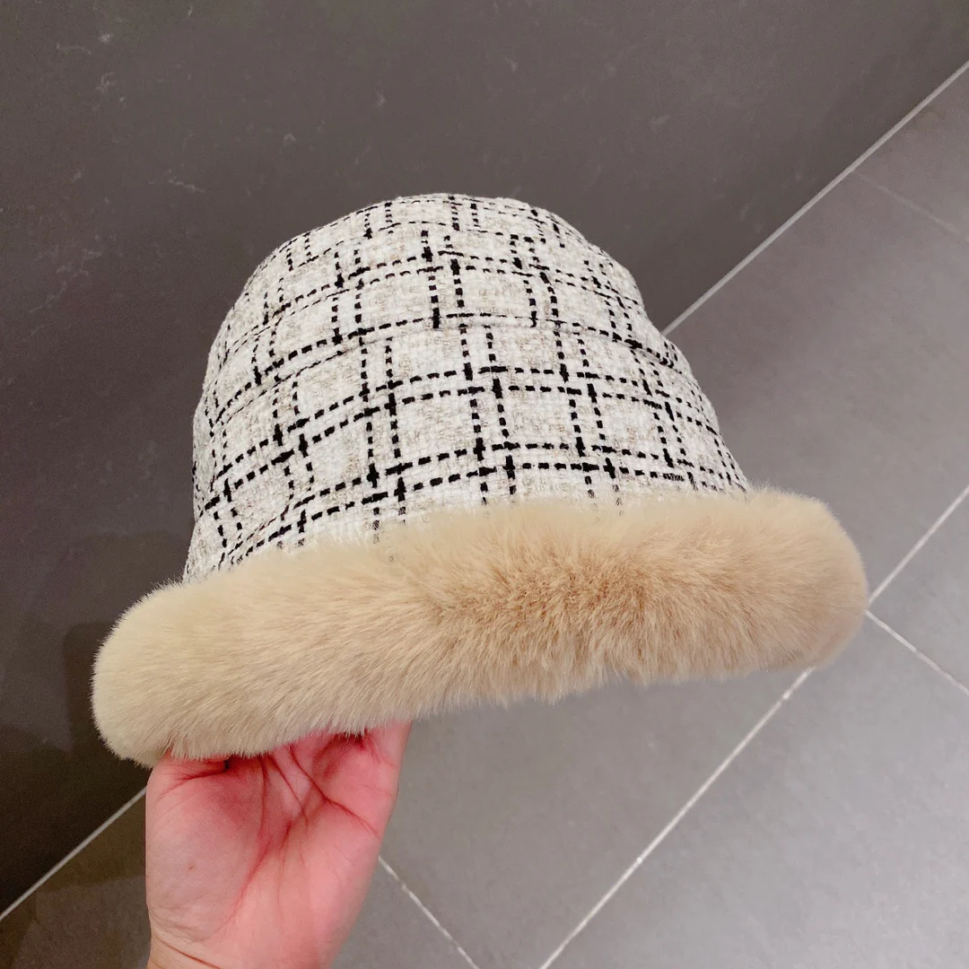 Chanel - Рыбацкая шляпа в клетку с мехом - Белая