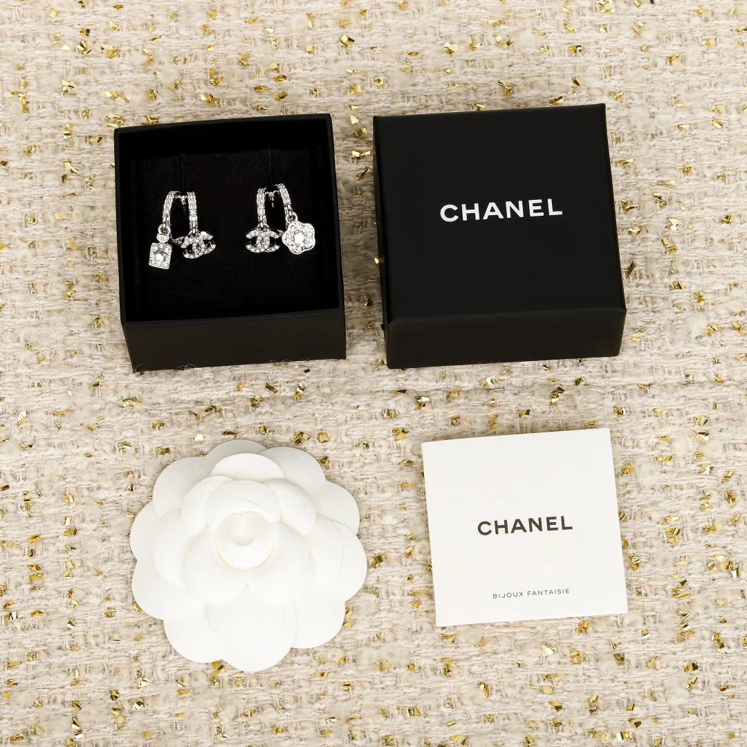 Асимметричные серебряные серьги Chanel 25 пенсов - Флакон духов - Камелия