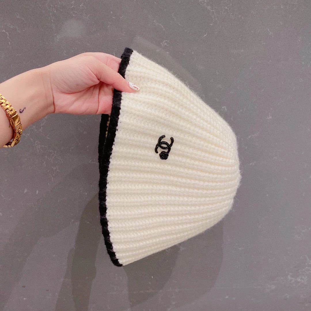 Chanel - Вязаная рыбацкая шапка - Белая