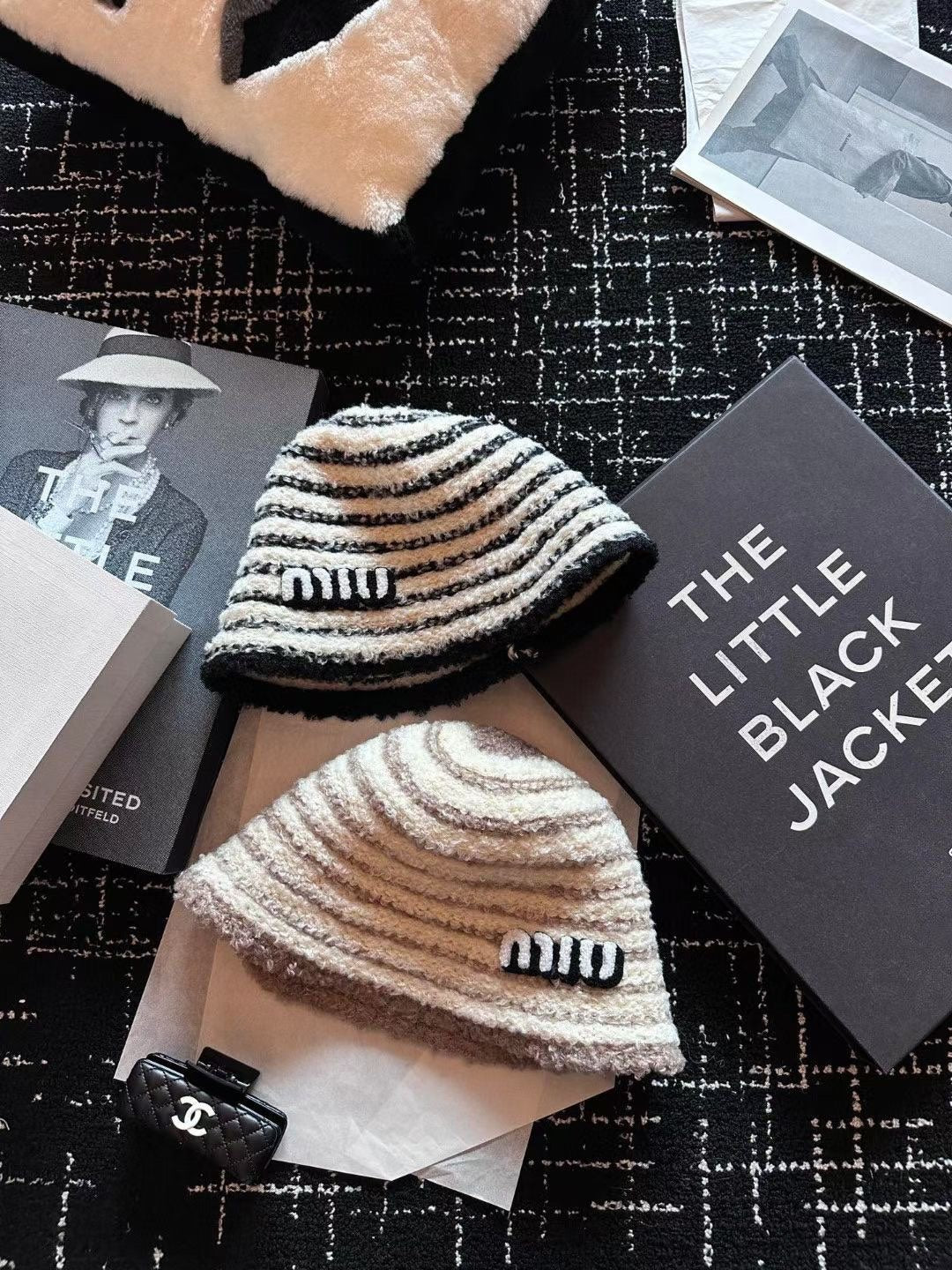 Miu Miu - Полосатая вязаная шапка с мехом, осенне-зимний сезон