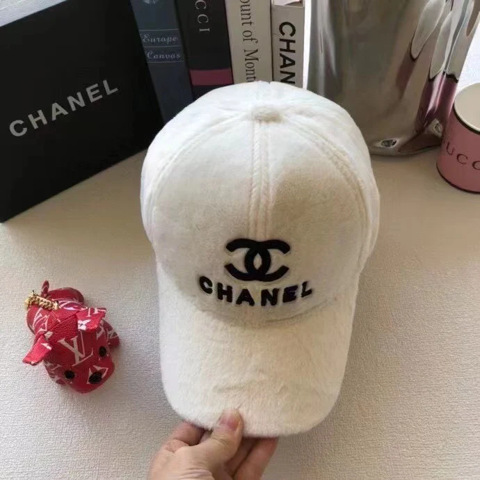 Бейсболка Chanel с вышивкой из кроличьего меха - 1