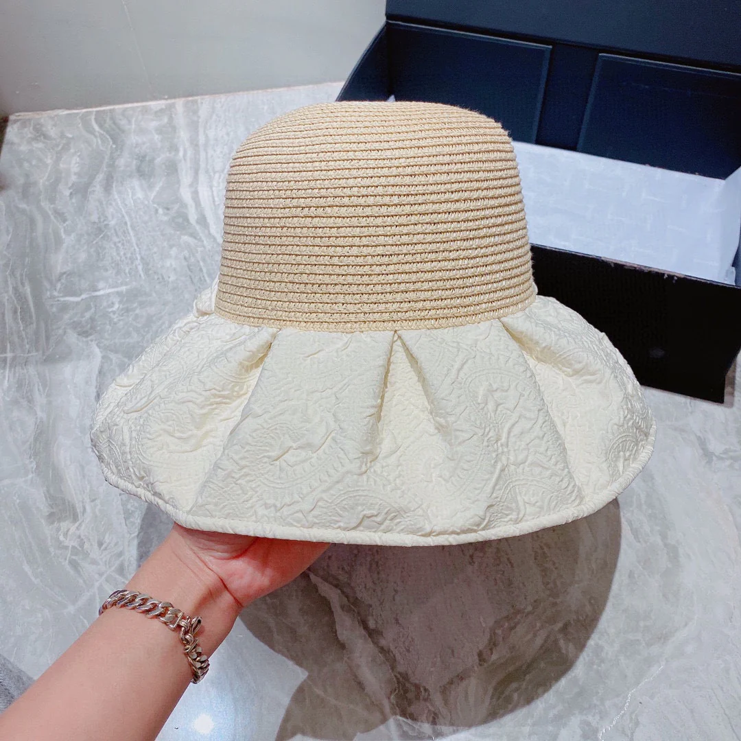 Chanel - Большая соломенная шляпа с бантом в стиле пэчворк