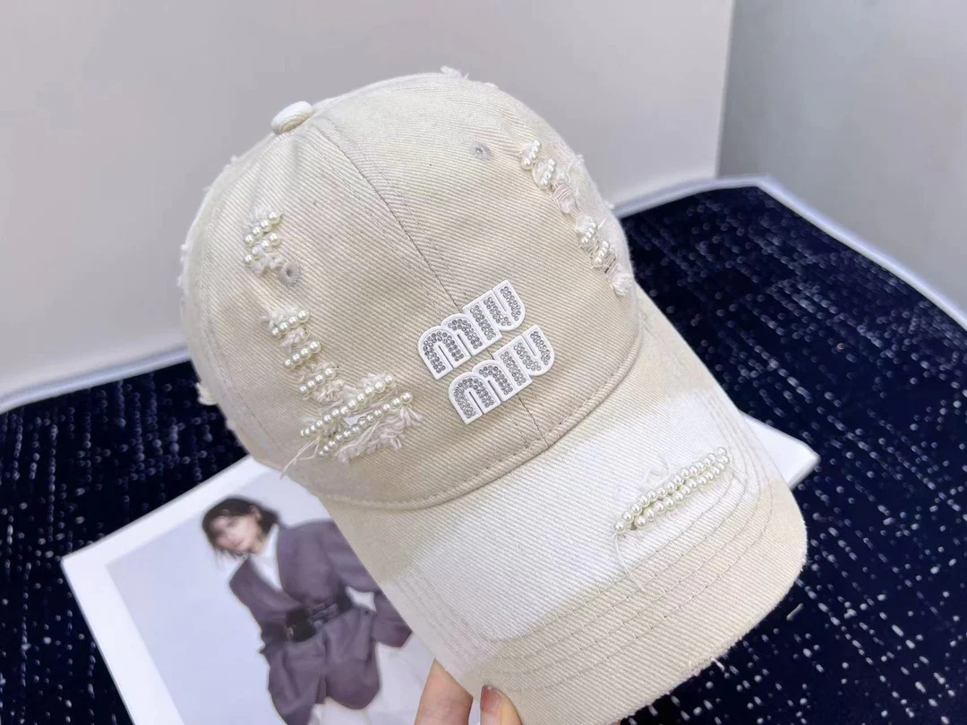 Miu Miu - Новая прочная бейсболка с перламутровой отделкой, сшитая вручную.