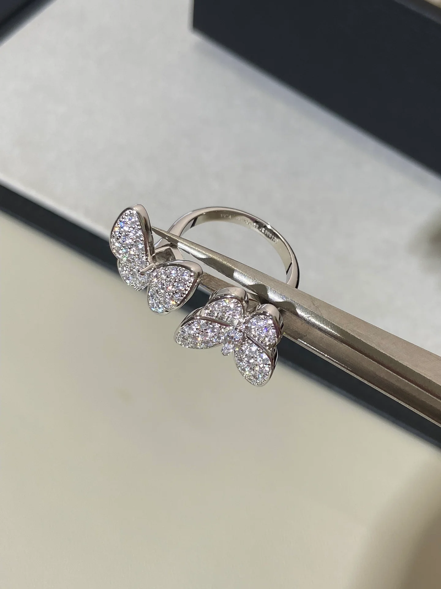 Ван Век - Кольцо 083