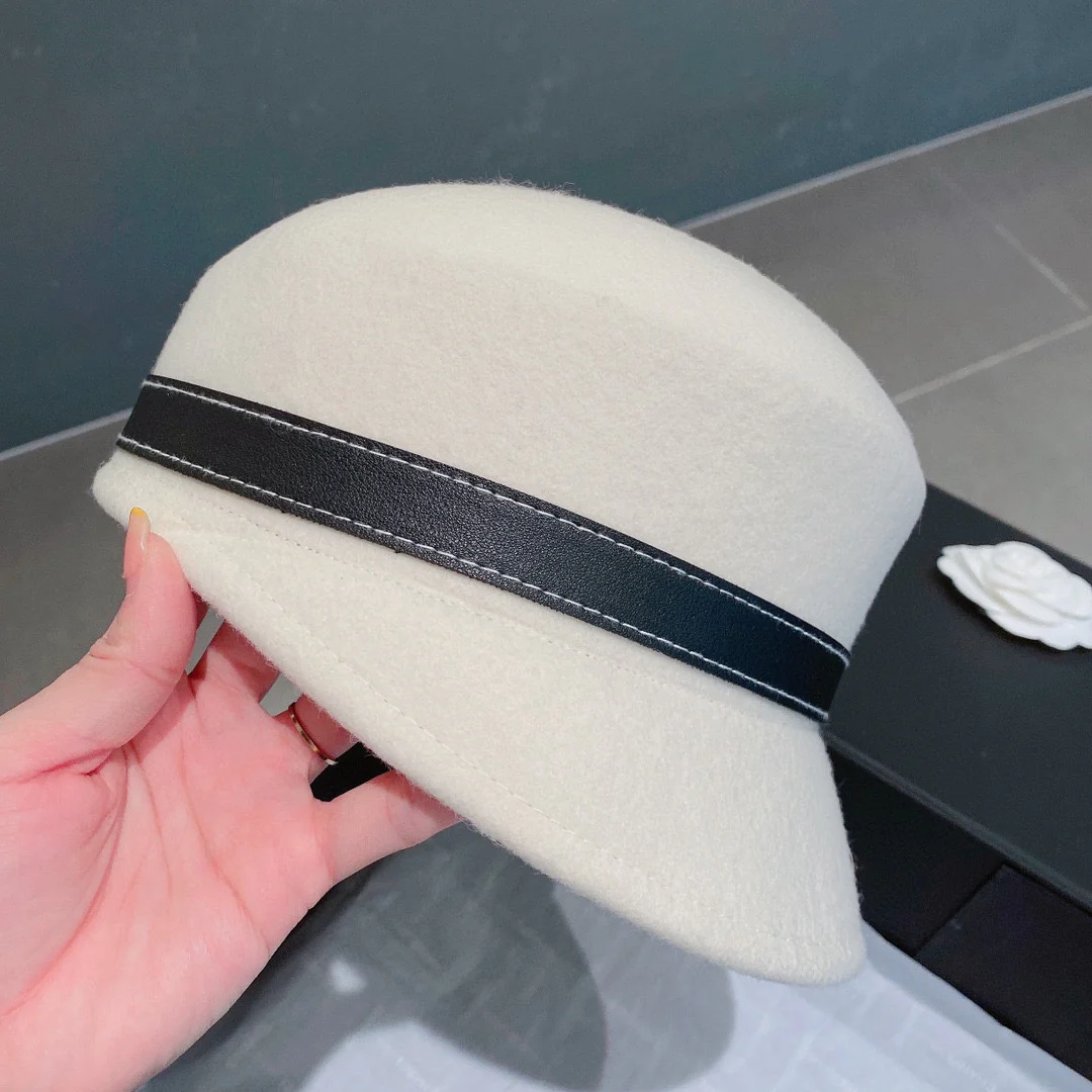 Chanel - Шерстяная кепка-?уточка? - Белая