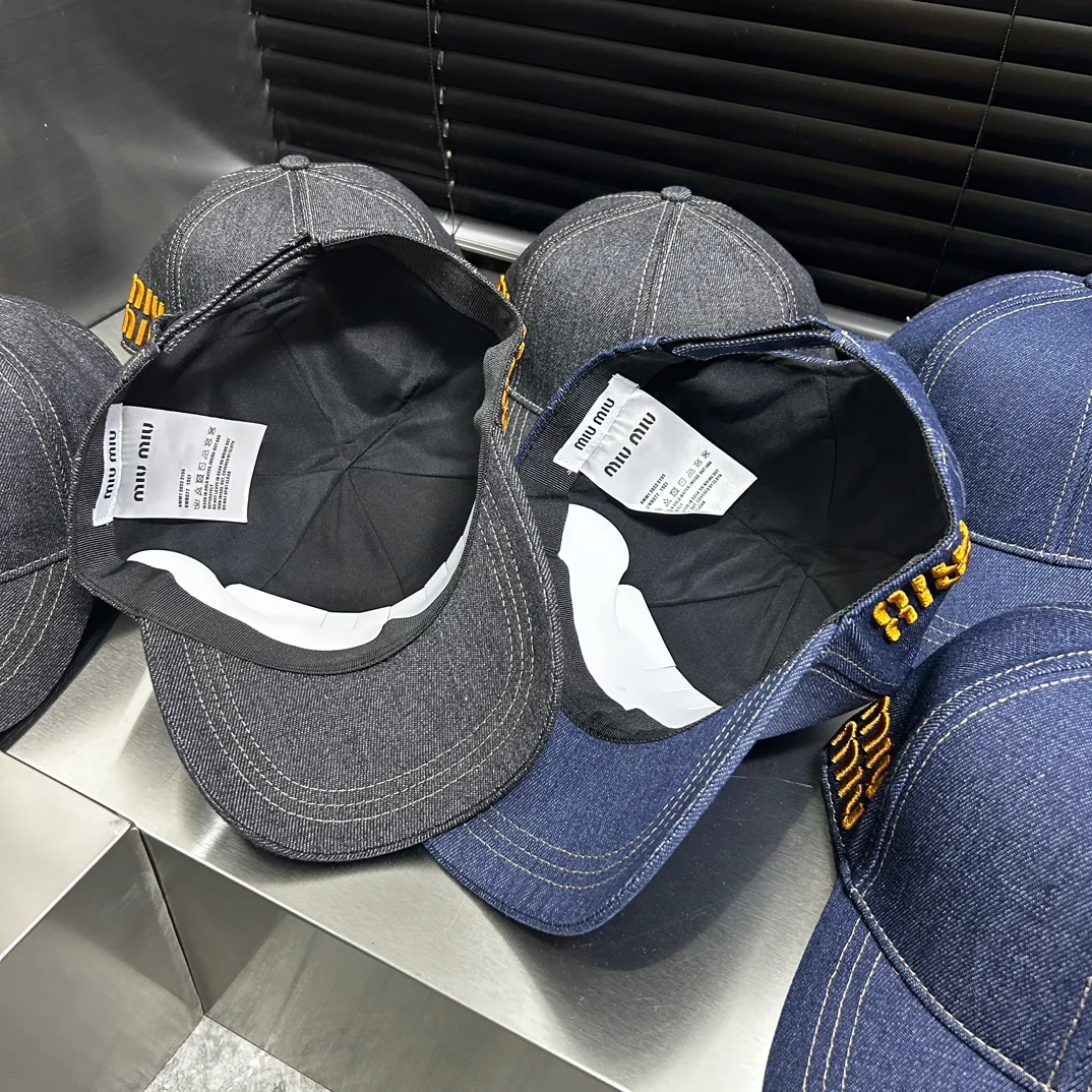 Новая джинсовая бейсболка Miu Miu весна/лето 2024 с вышитой буквой