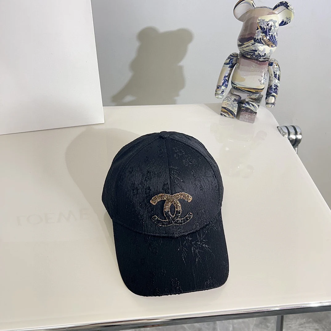 Новая минималистичная бейсболка Chanel 2024 года — черная.