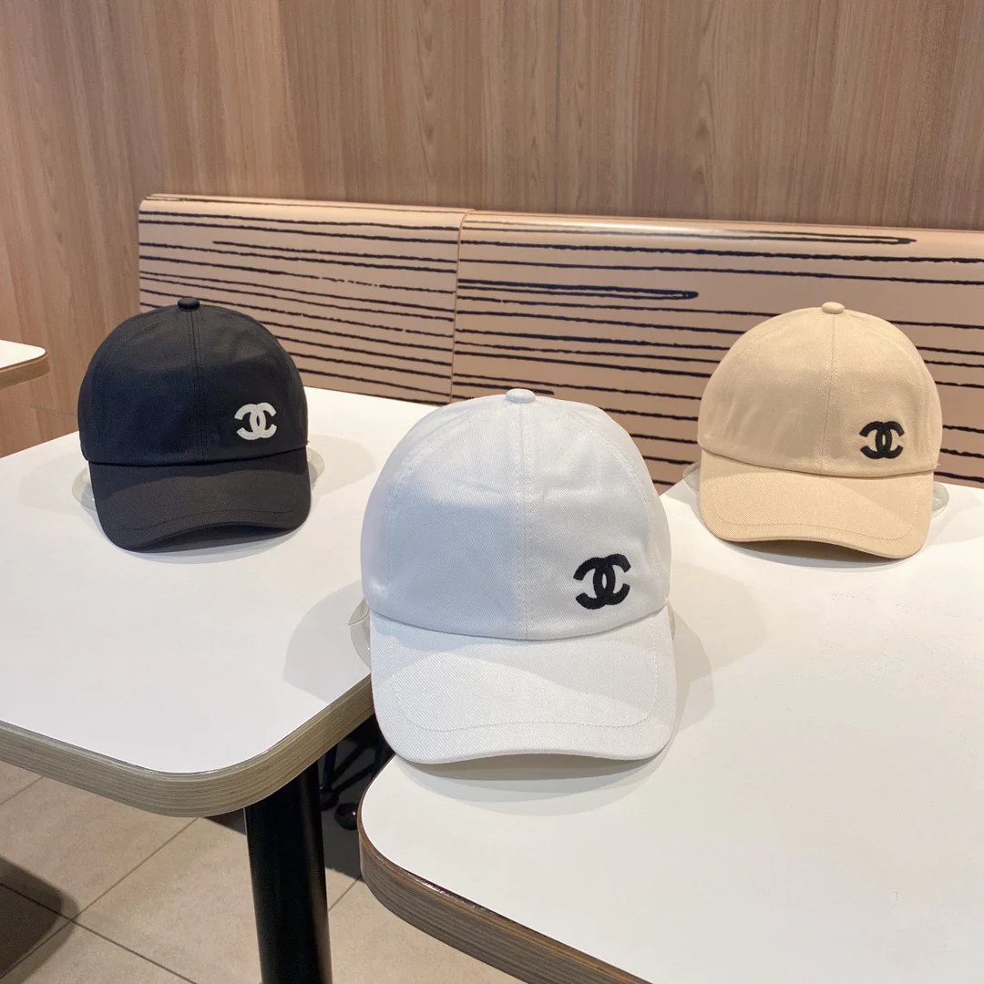 Новинка 2024 года от Chanel - минималистичная бейсболка с логотипом.