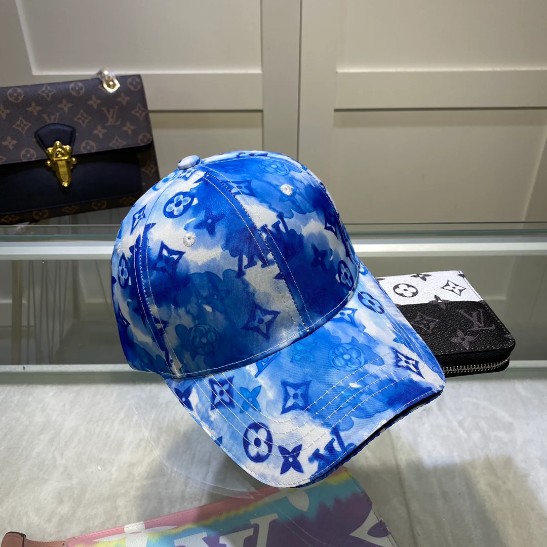 Бейсболка, окрашенная в стиле LV.