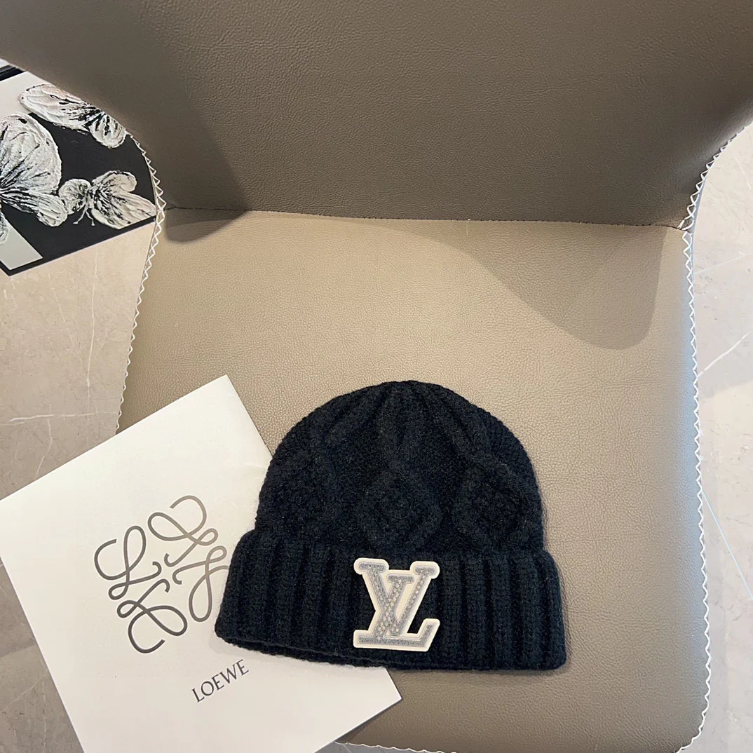 Вязаная шапка с логотипом LV, черная.