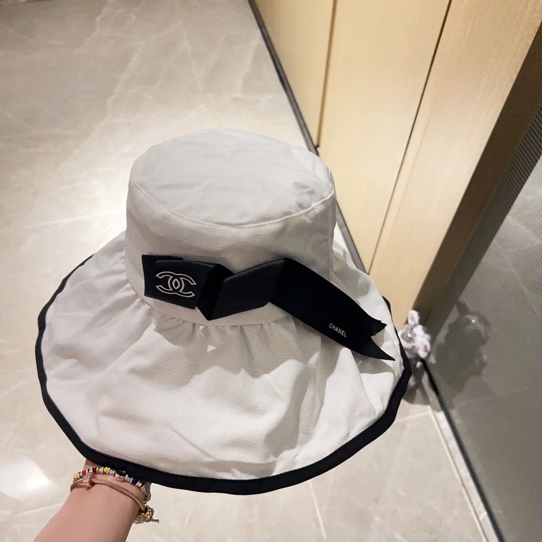 Новая элегантная широкополая рыбацкая шляпа Chanel 2023 года с мятой отделкой — белая.