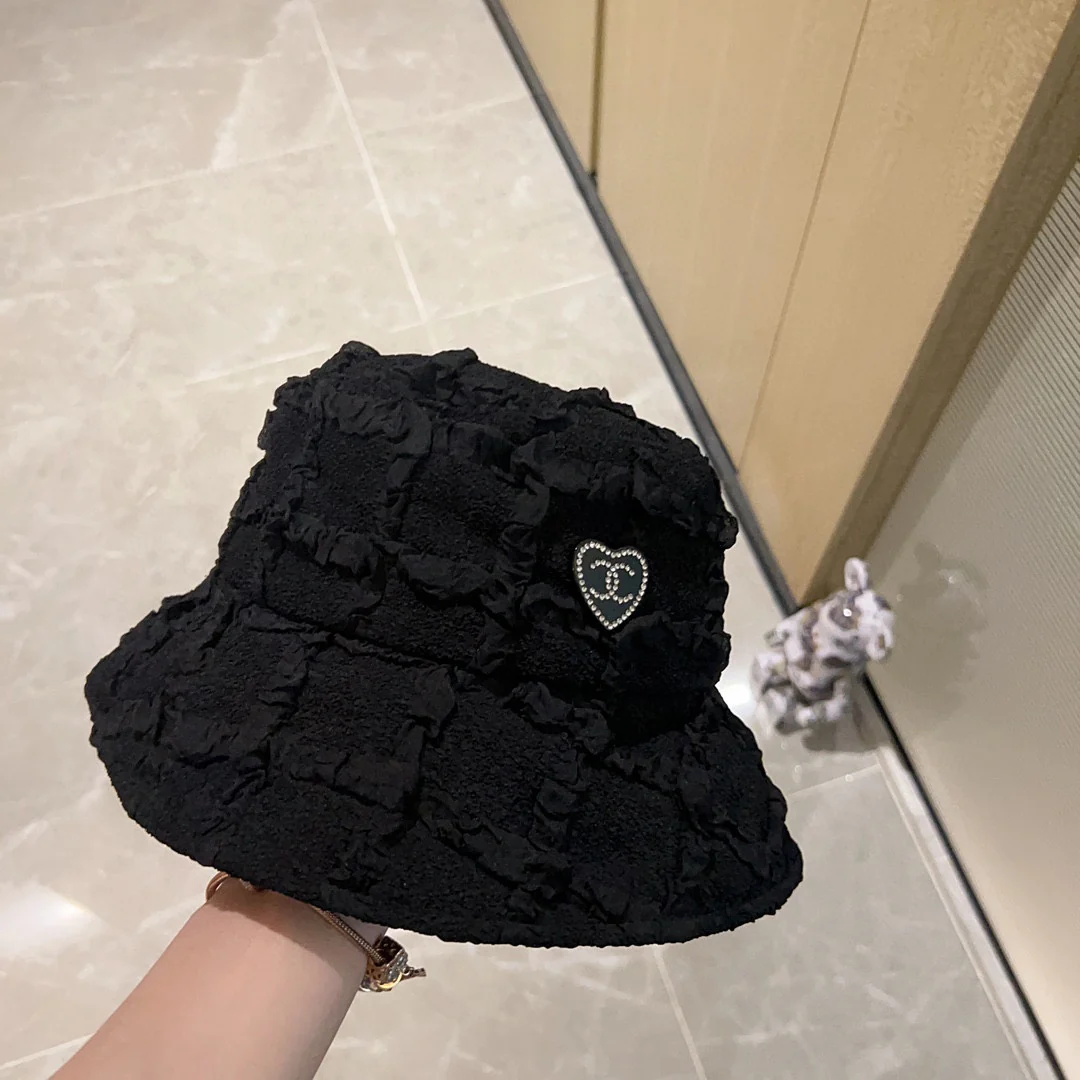 Новинка сезона весна/лето 2023 от Chanel — мятая рыбацкая шляпа.