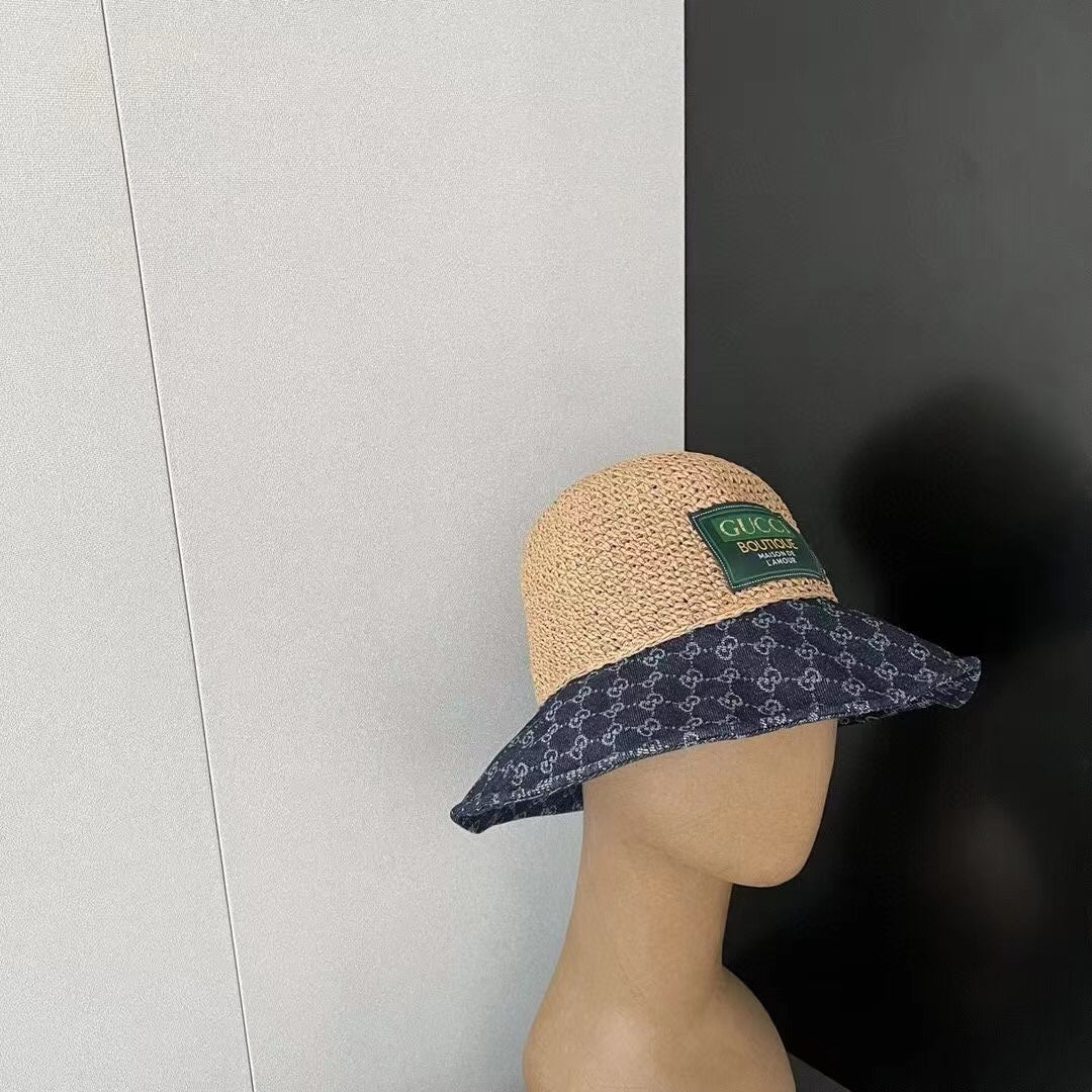 Соломенная шляпа Gucci с монограммой из джинсовой ткани.