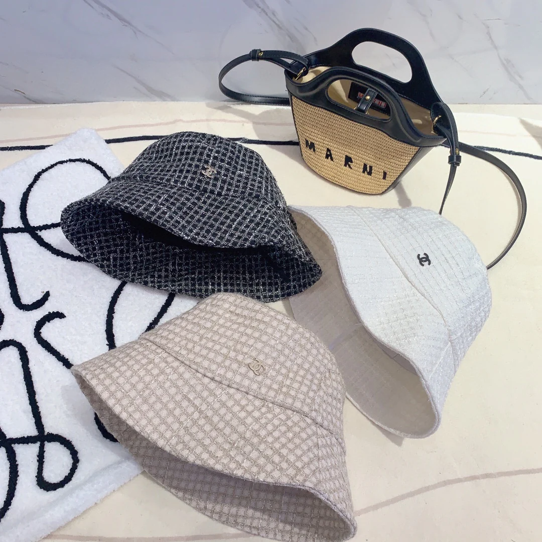 Новая коллекция Chanel ?Ранняя осень 2023? — клетчатая рыбацкая шляпа.