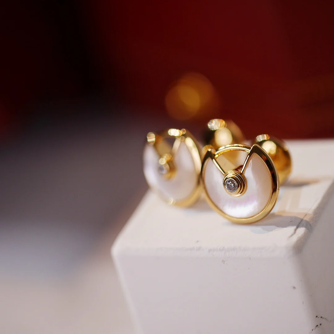 Серьги-гвоздики Cartier-Amulette