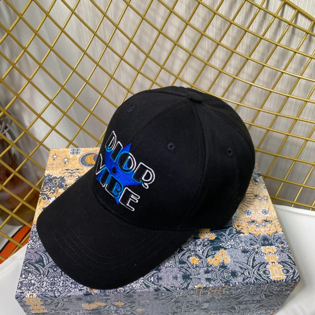 Бейсболка Dior с вышивкой