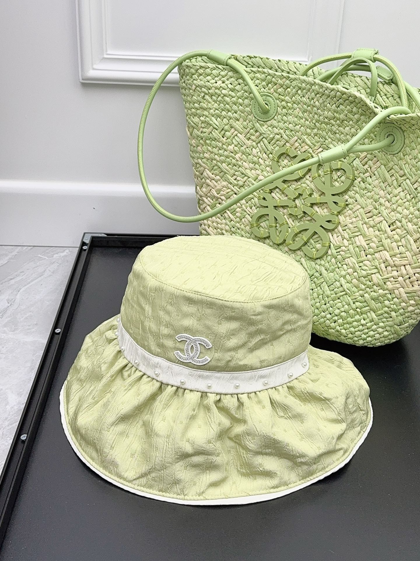 Chanel - Элегантная рыбацкая шляпа ручной работы с жемчугом