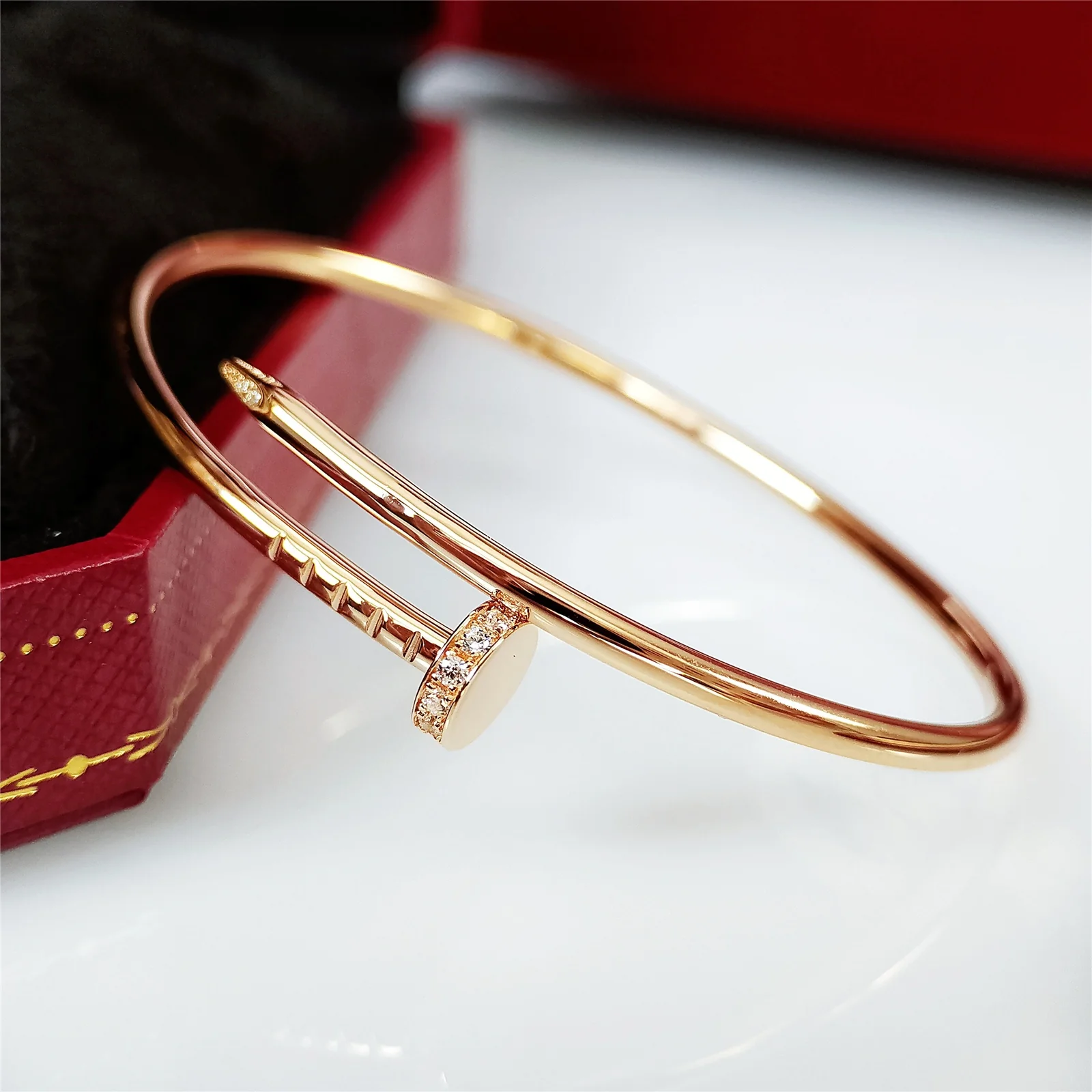 Браслет Cartier ?Гвоздика? — розовое золото с бриллиантами в половинках бриллиантов.