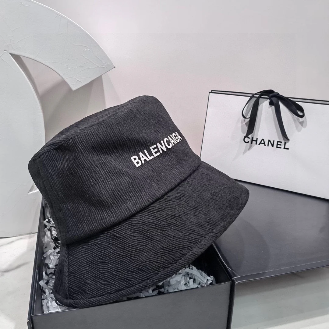 Balenciaga - Минималистичная рыбацкая шляпа с волнообразным узором