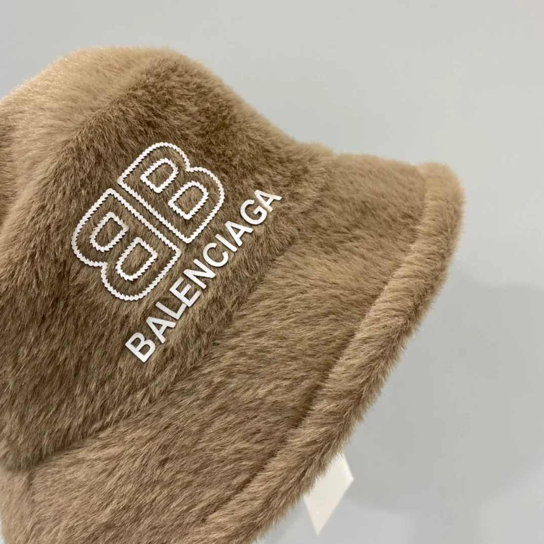 Рыбацкая шапка Balenciaga из норки - коричневая
