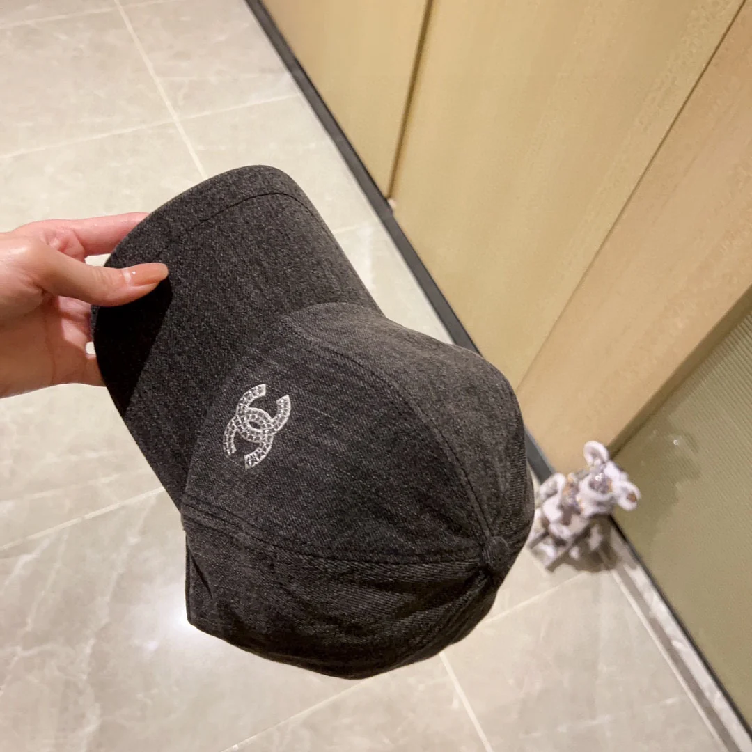 Новая минималистичная бейсболка Chanel 2023 года с вышивкой - серая.