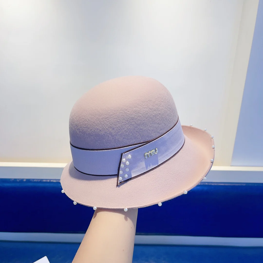 Шерстяная шапка Miu Miu, расшитая бисером вручную, розовая.