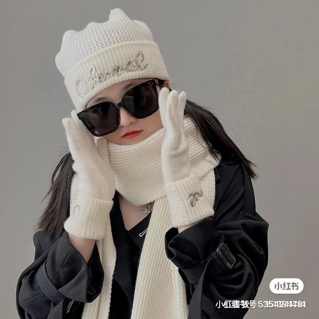 Шапка Chanel с плетеным узором в виде курсивных букв, украшенная пайетками, белая.