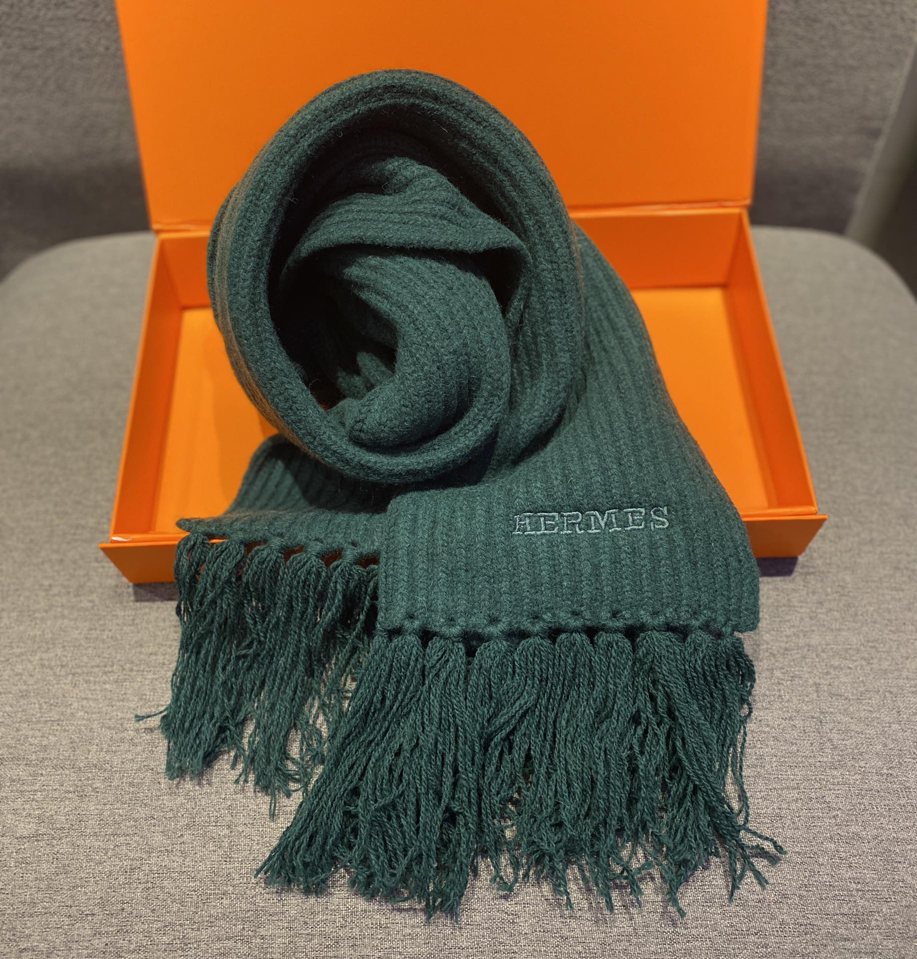 Вязаный комплект из кашемировой шапки и шапки Hermes - темно-зеленый