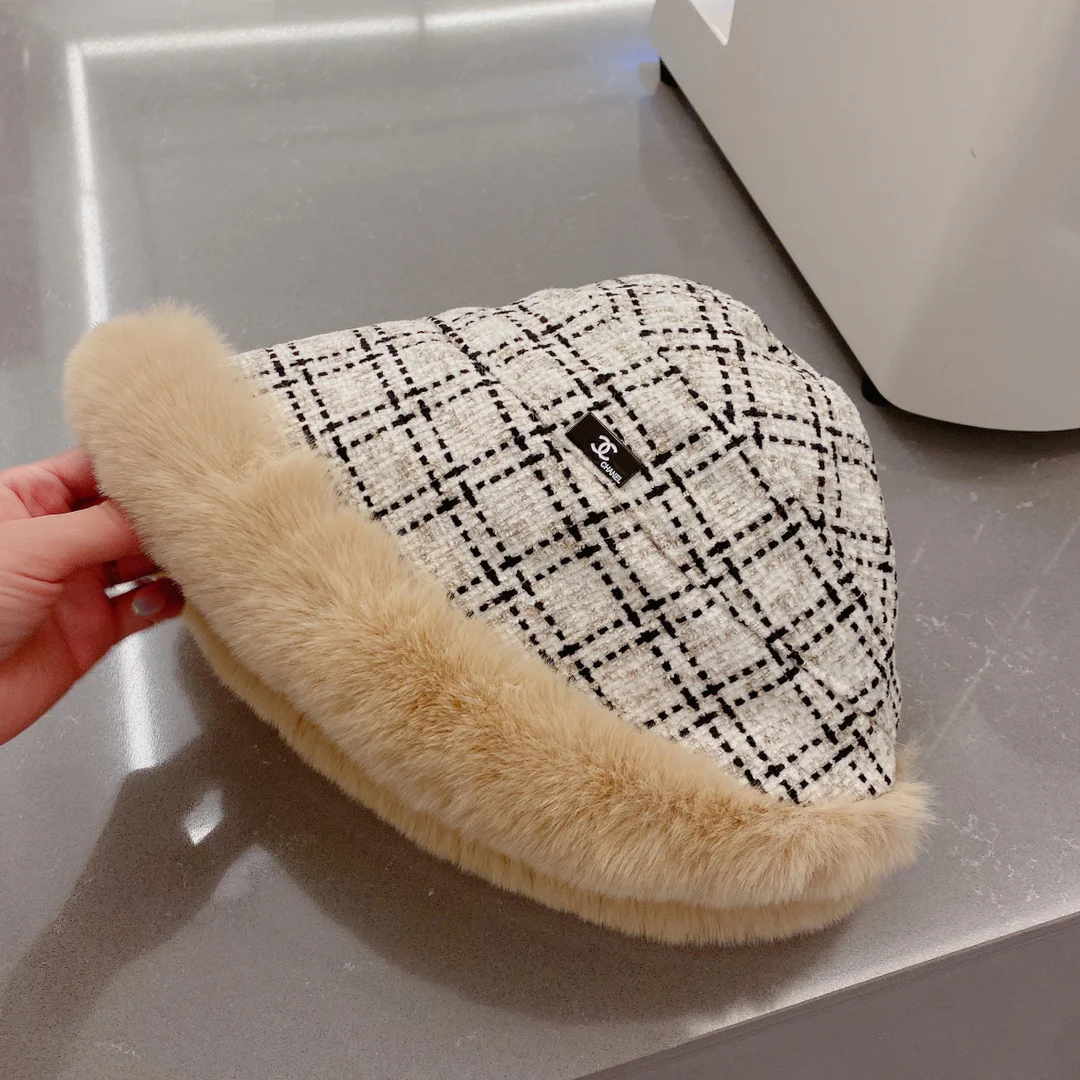 Chanel - Рыбацкая шляпа в клетку с мехом - Белая