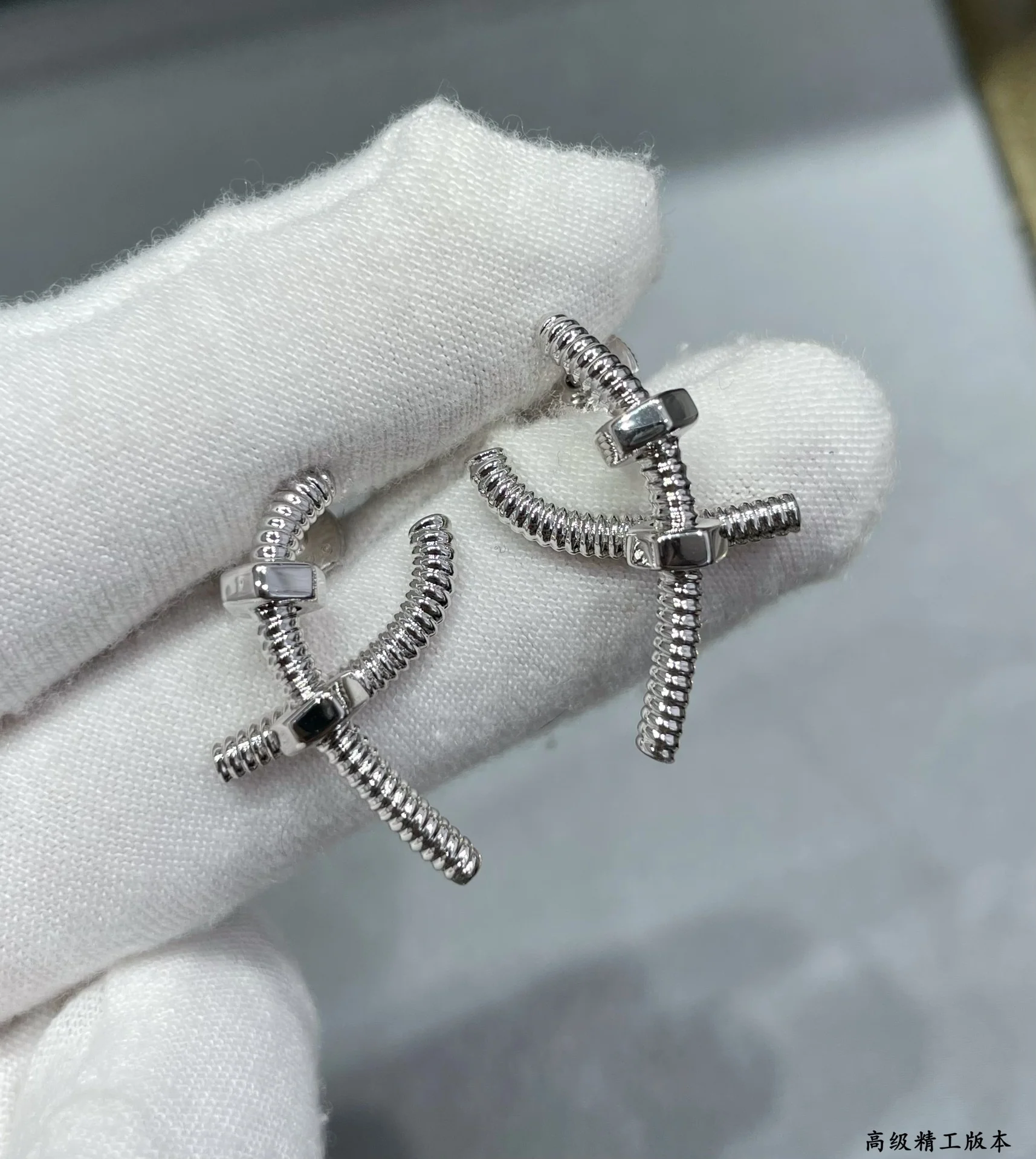 Серьги Cartier 056