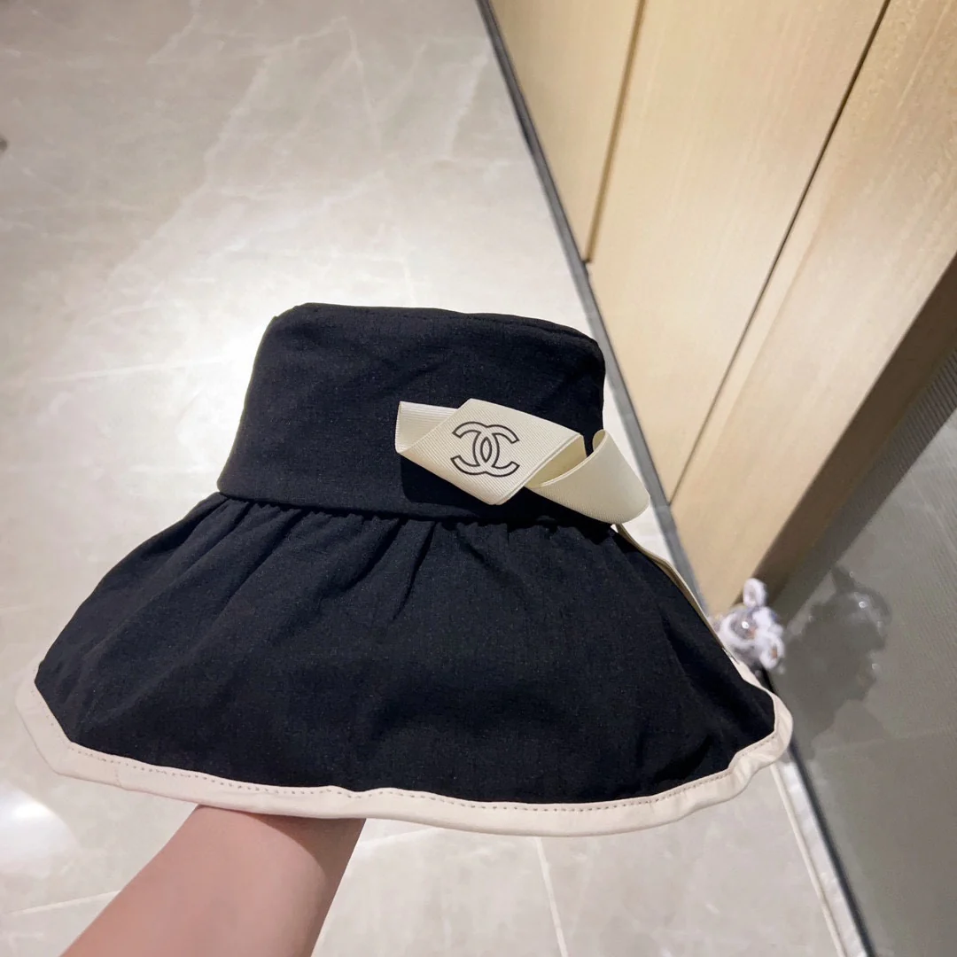 Новая элегантная широкополая рыбацкая шляпа Chanel 2023 года с гофрированной отделкой — черная.