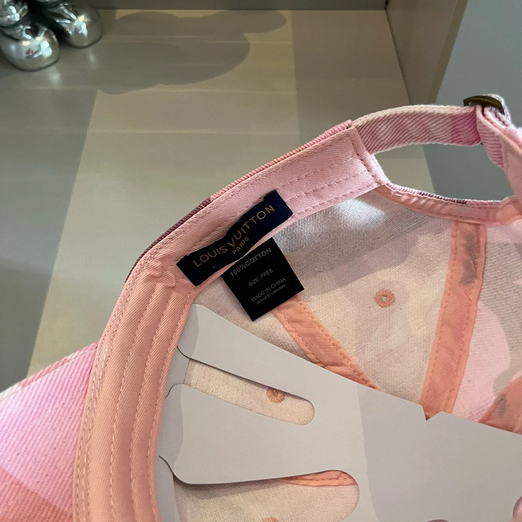 LV - Розовая камуфляжная бейсболка