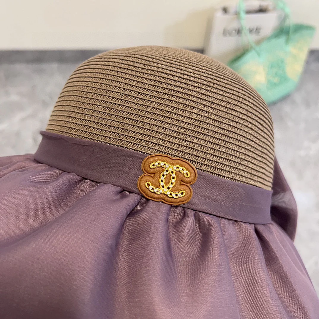 Новая широкополая плетеная шляпа от солнца Chanel весна/лето 2024 — фиолетовая.