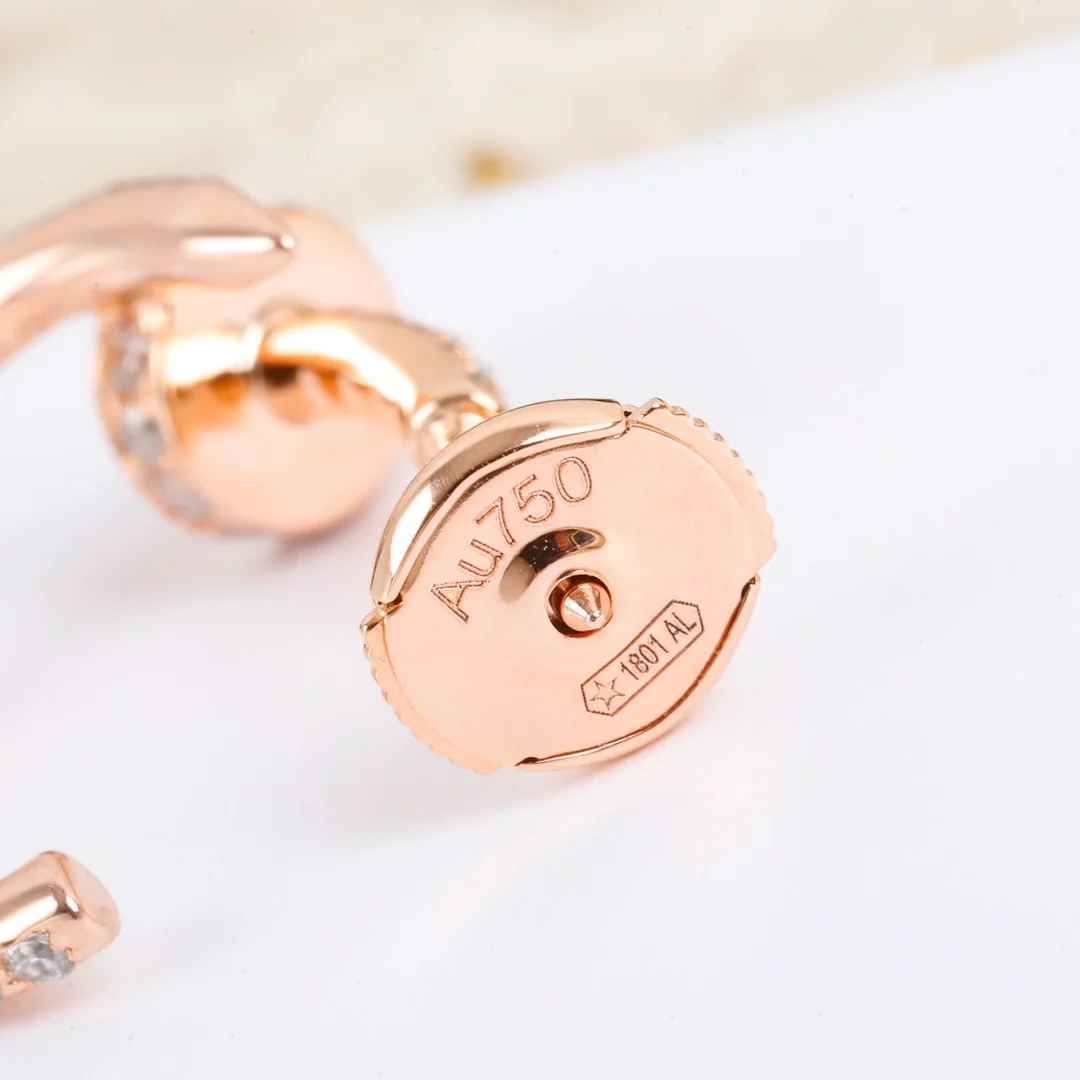 Небольшие серьги-гвоздики Cartier из розового золота, полностью инкрустированные бриллиантами.