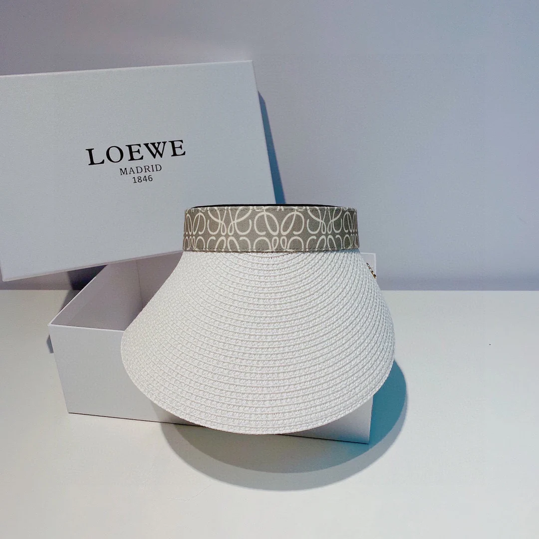 Lolwei - Соломенная шляпа-повязка на голову с монограммой, выполненная в стиле пэчворк, с металлическим ярлыком.