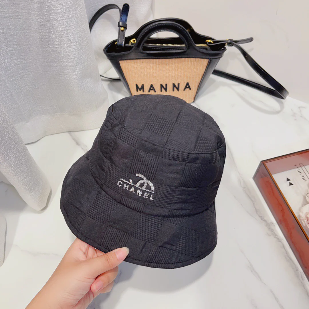 Chanel - Ранняя осень. Новая классическая стеганая рыбацкая шляпа с двойной буквой С и ромбовидным узором - черная.